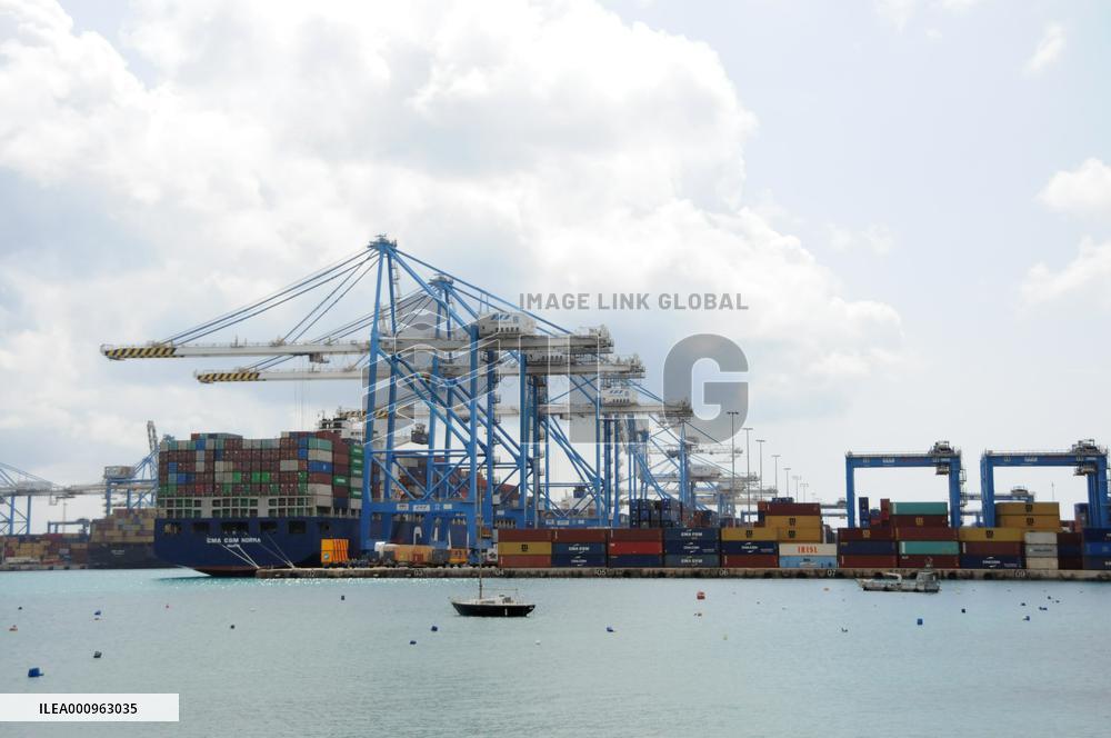 MALTA-MARSAXLOKK-FREEPORT-CONTAINERS