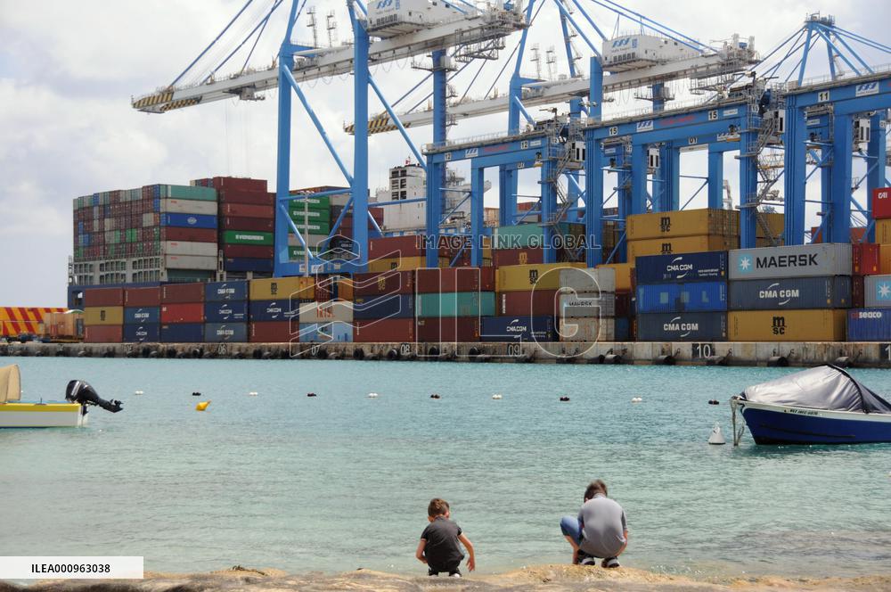MALTA-MARSAXLOKK-FREEPORT-CONTAINERS