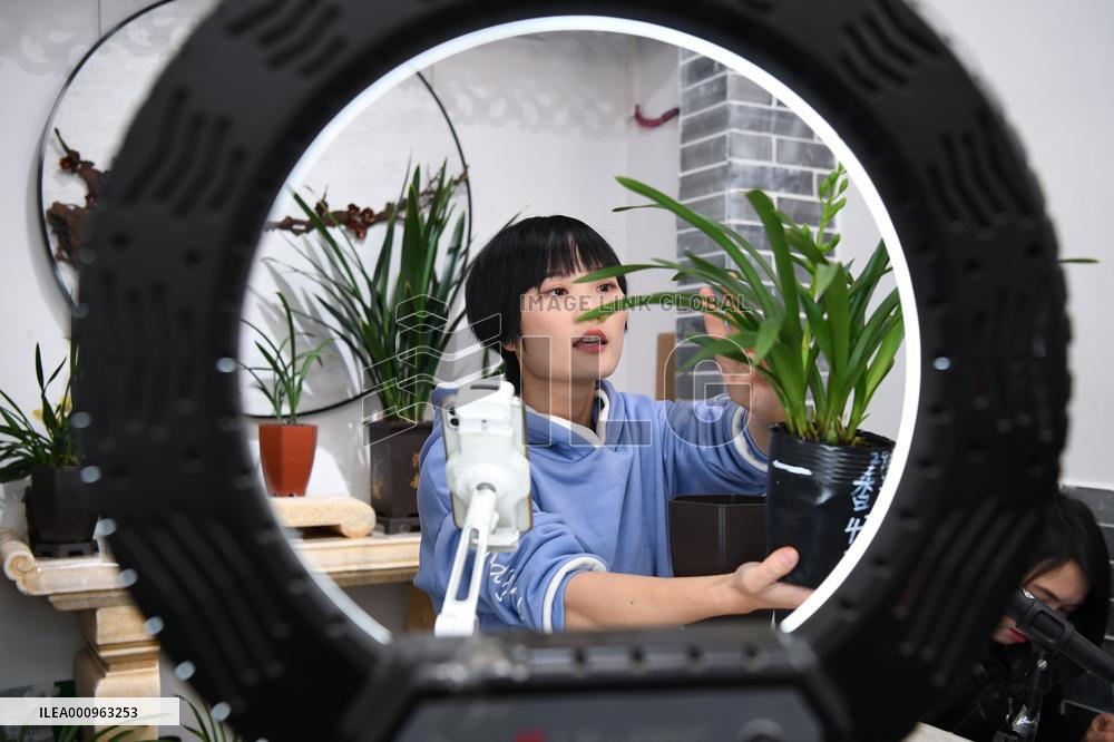 Xinhua Headlines: A look at younger generation on China's new journey