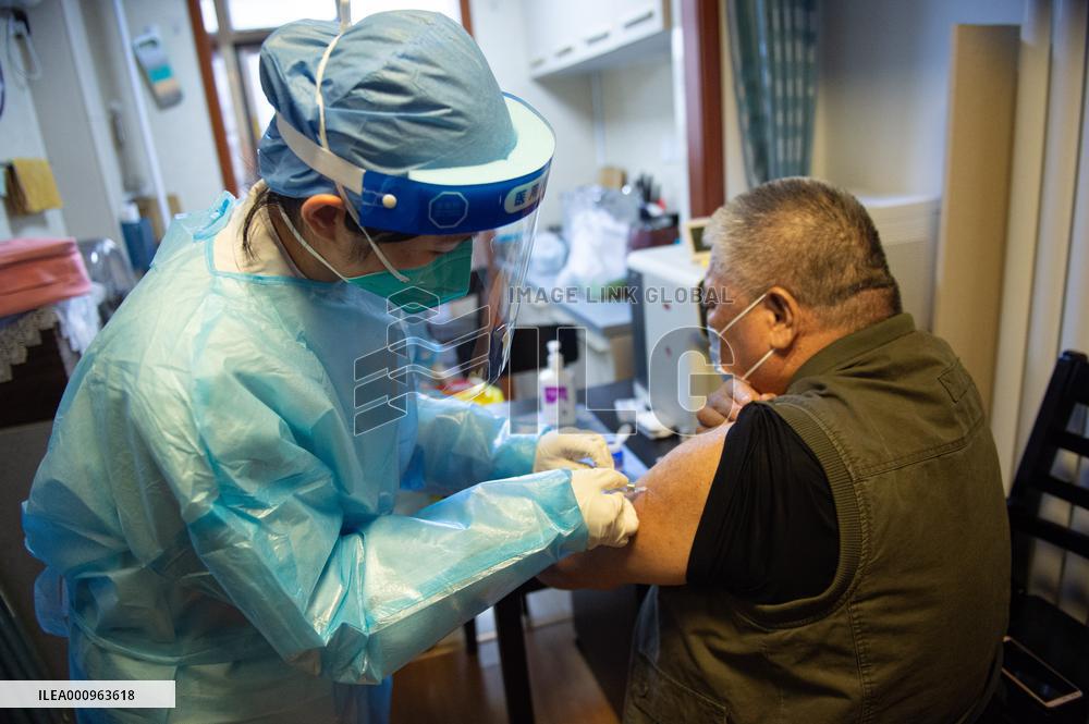 CHINA-BEIJING-COVID-19-VACCINATION-ELDERLY-HOME SERVICE (CN)