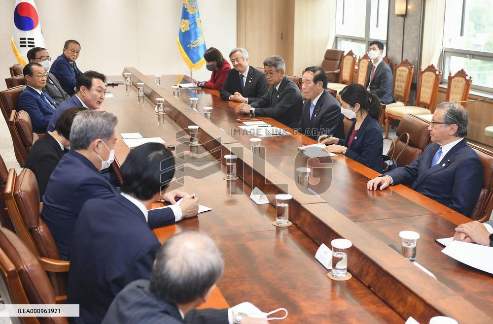 Japanese lawmakers meet with S. Korean President Yoon