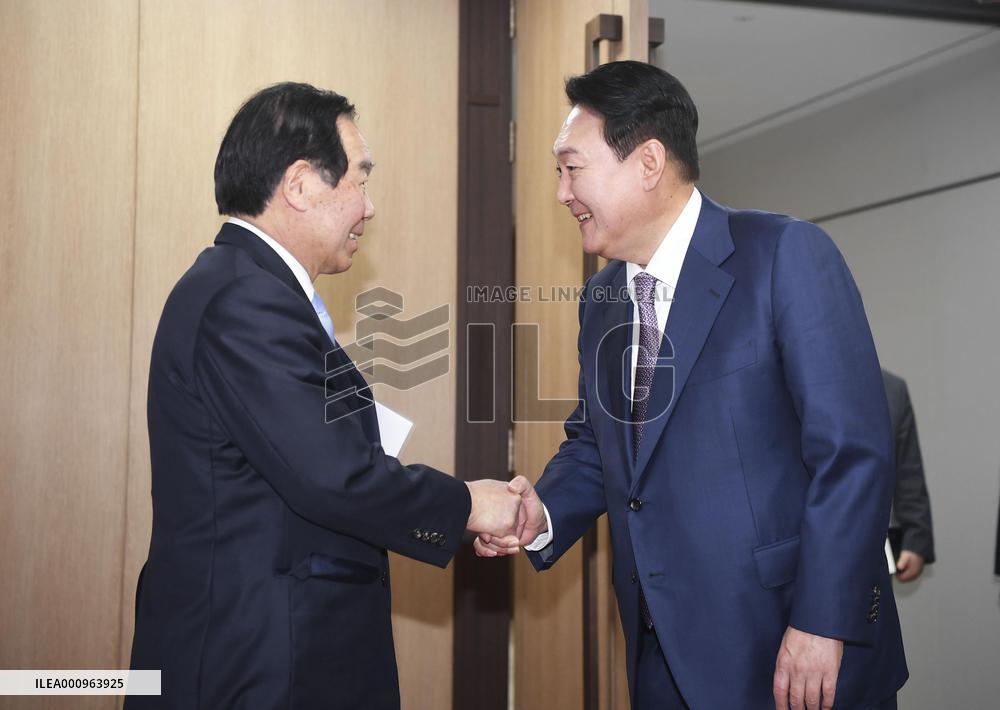 Japanese lawmakers meet with S. Korean President Yoon