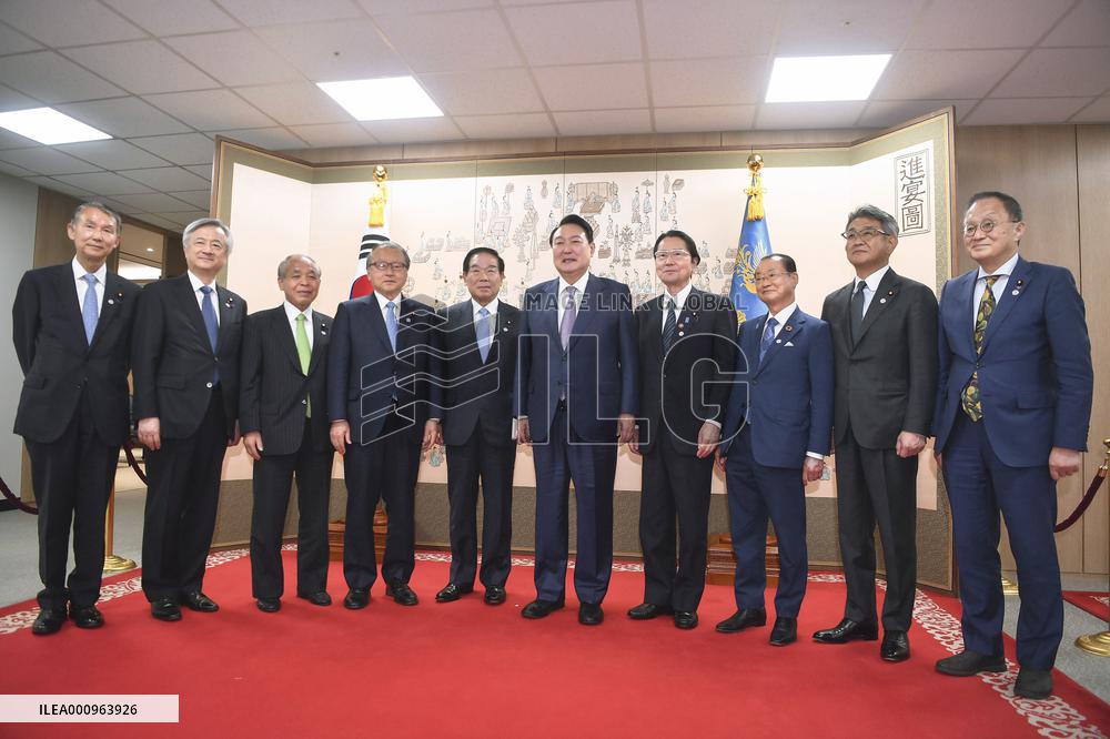 Japanese lawmakers meet with S. Korean President Yoon