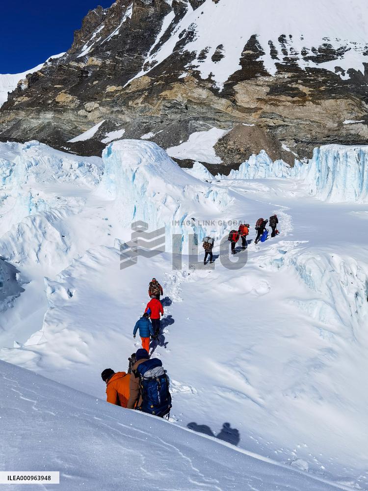 CHINA-MT. QOMOLANGMA-GLACIER-RESEARCH (CN)