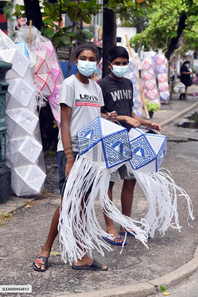SRI LANKA-COLOMBO-VESAK FESTIVAL-LANTERNS