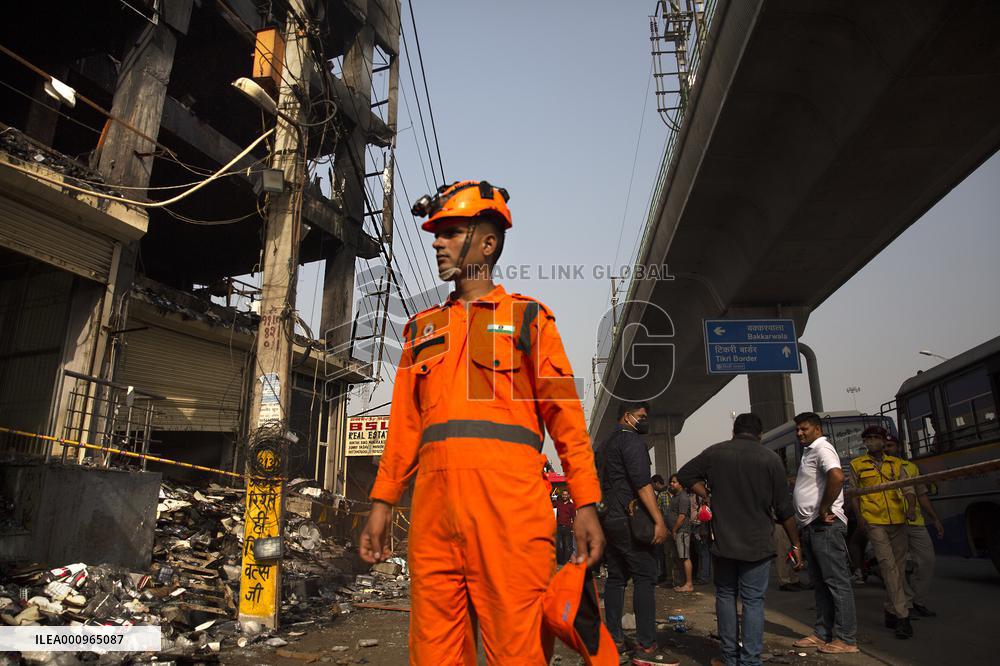 INDIA-NEW DELHI-COMMERCIAL BUILDING-MASSIVE FIRE