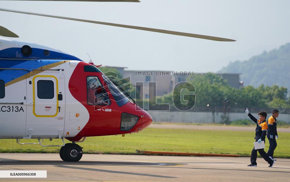 (EyesonSci)CHINA-JIANGXI-JINGDEZHEN-LARGE CIVIL HELICOPTER-MAIDEN FLIGHT (CN)
