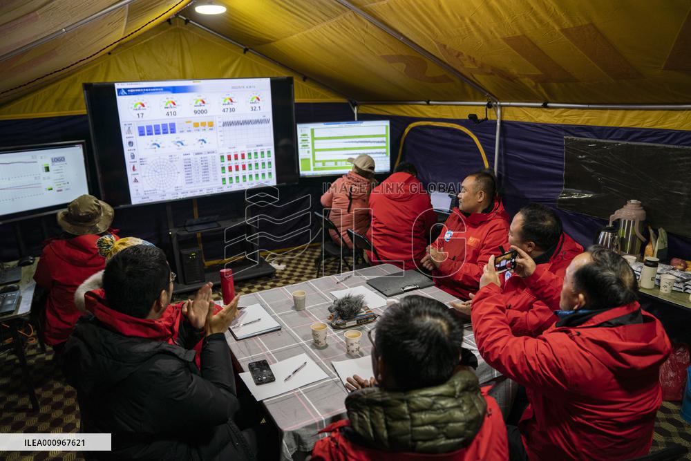 Xinhua Headlines: China takes Mount Qomolangma scientific expedition to new heights