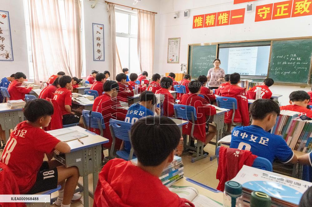 (SP)CHINA-HAINAN-QIONGZHONG-FEMALE FOOTBALLER(CN)