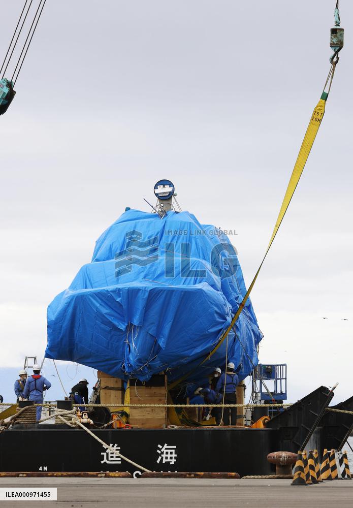 Preparation to land sunken tour boat in Hokkaido