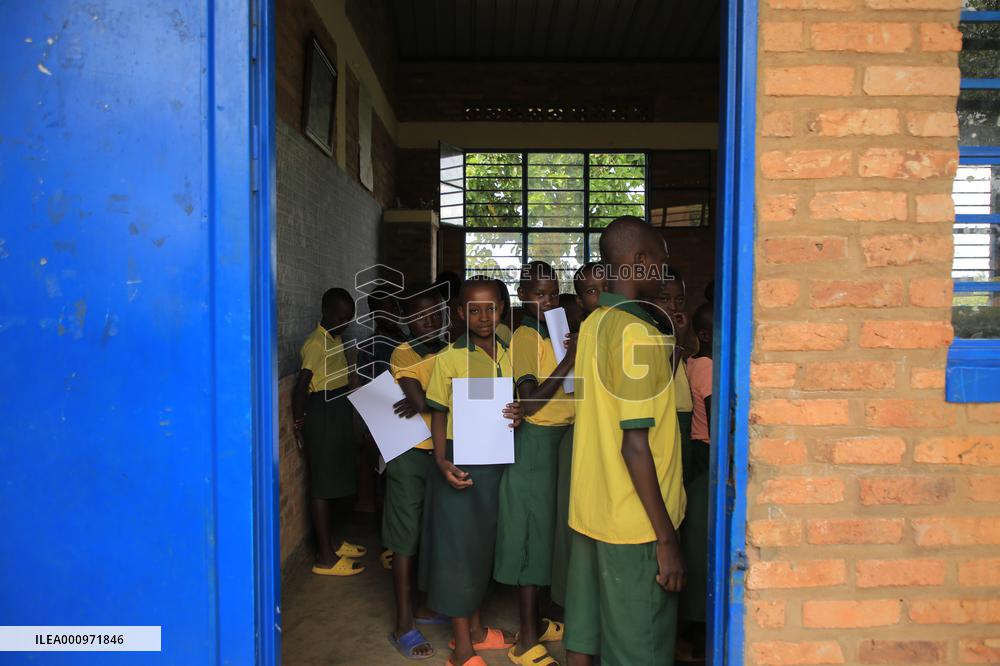 RWANDA-KIGALI-CHILDREN-GIFTS