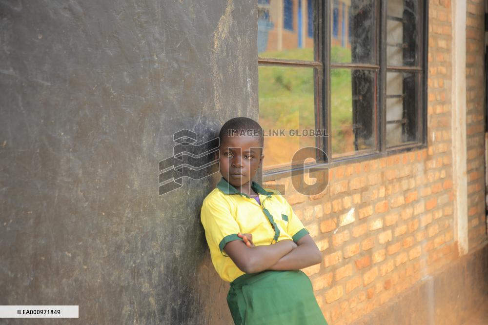 RWANDA-KIGALI-CHILDREN-GIFTS