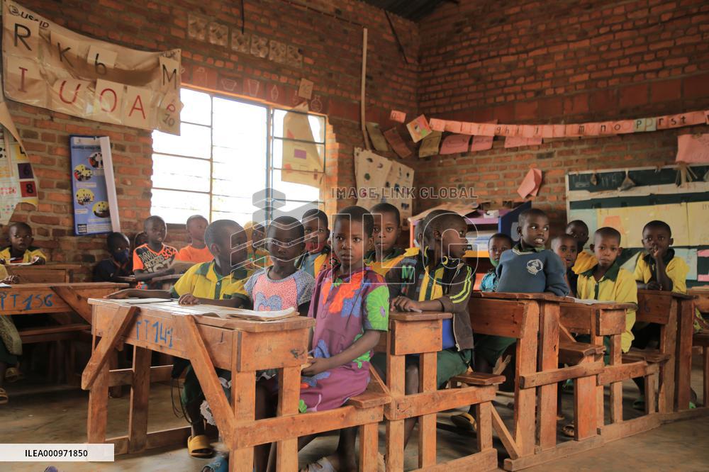 RWANDA-KIGALI-CHILDREN-GIFTS