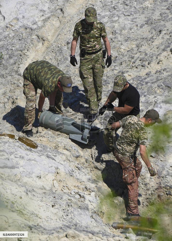 Bomb disposal work in Ukraine