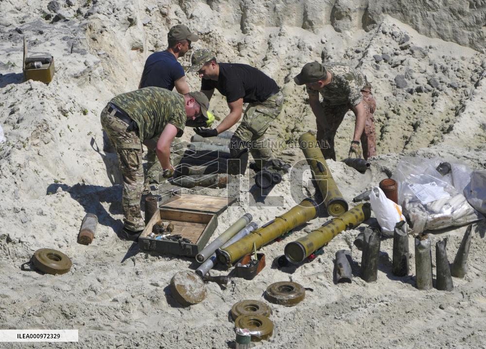 Bomb disposal work in Ukraine