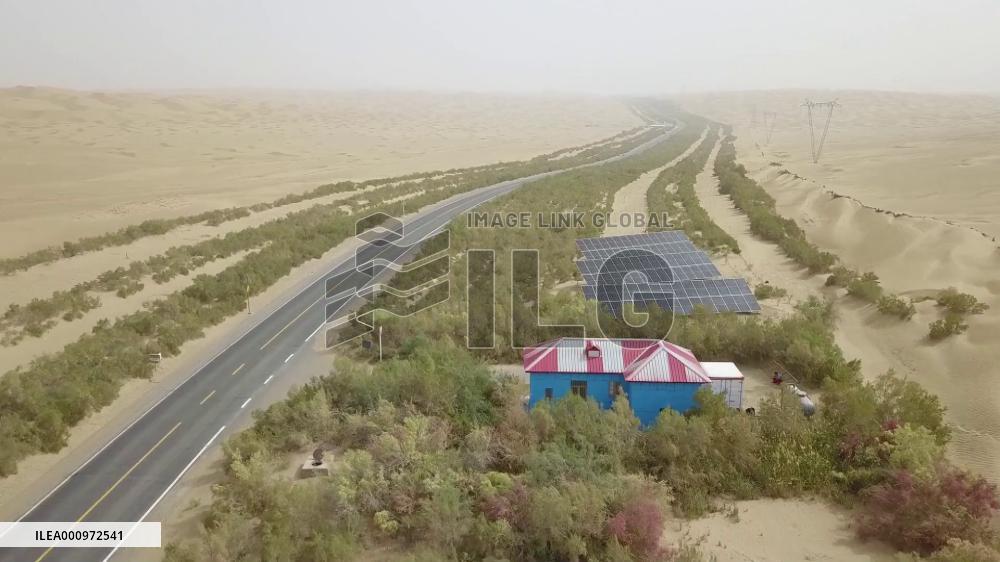 China's first desert highway across Taklimakan achieves zero carbon emissions