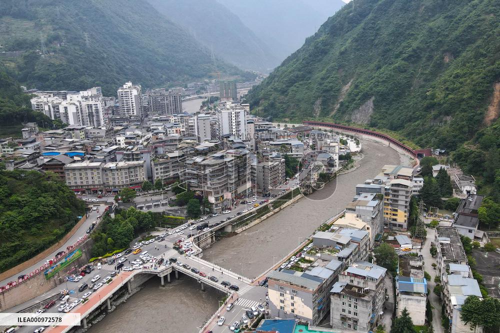 CHINA-SICHUAN-YA'AN-EARTHQUAKE-SCHOOL-RESCUE (CN)