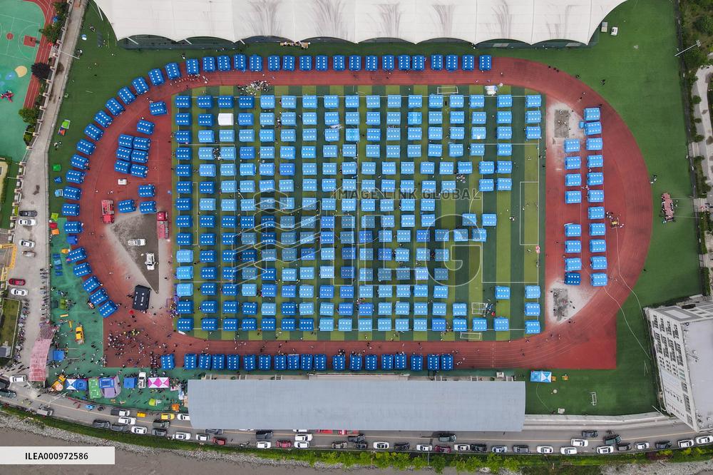 CHINA-SICHUAN-YA'AN-EARTHQUAKE-SCHOOL-RESCUE (CN)