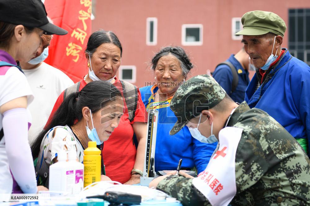 CHINA-SICHUAN-YA'AN-EARTHQUAKE-SCHOOL-RESCUE (CN)