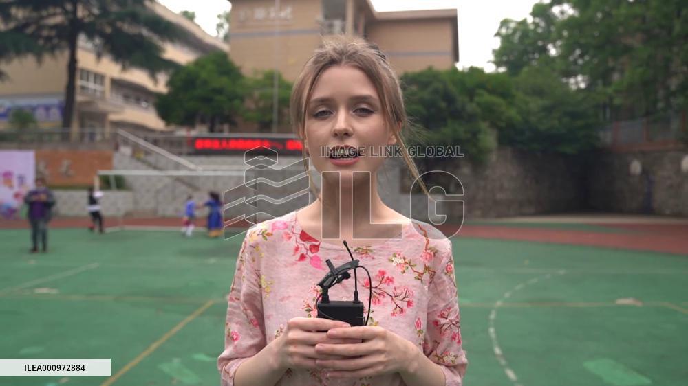 Foreign expats make Dragon Boat Festival delicacy in E China