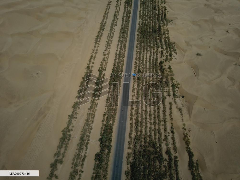 Xinhua Headlines: Zero-carbon road traverses China's largest desert