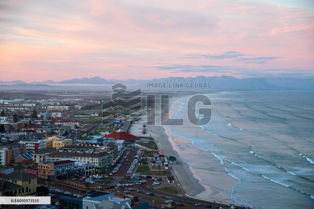 SOUTH AFRICA-CAPE TOWN-FALSE BAY-SUNSET
