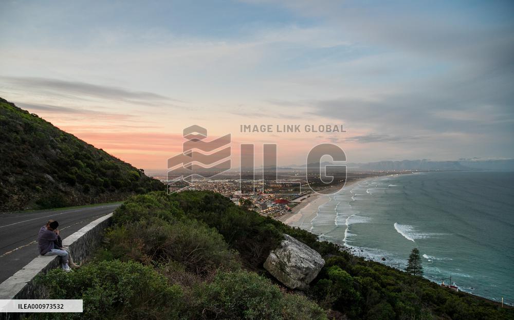 SOUTH AFRICA-CAPE TOWN-FALSE BAY-SUNSET