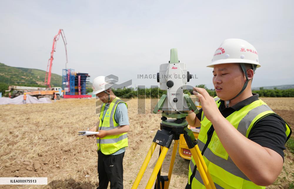 CHINA-SHAANXI-XI'AN-SHIYAN HIGH-SPEED RAILWAY-BRIDGE-CONSTRUCTION (CN)