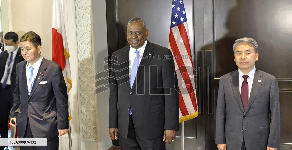 Japan, U.S., S. Korea defense chiefs meet in Singapore