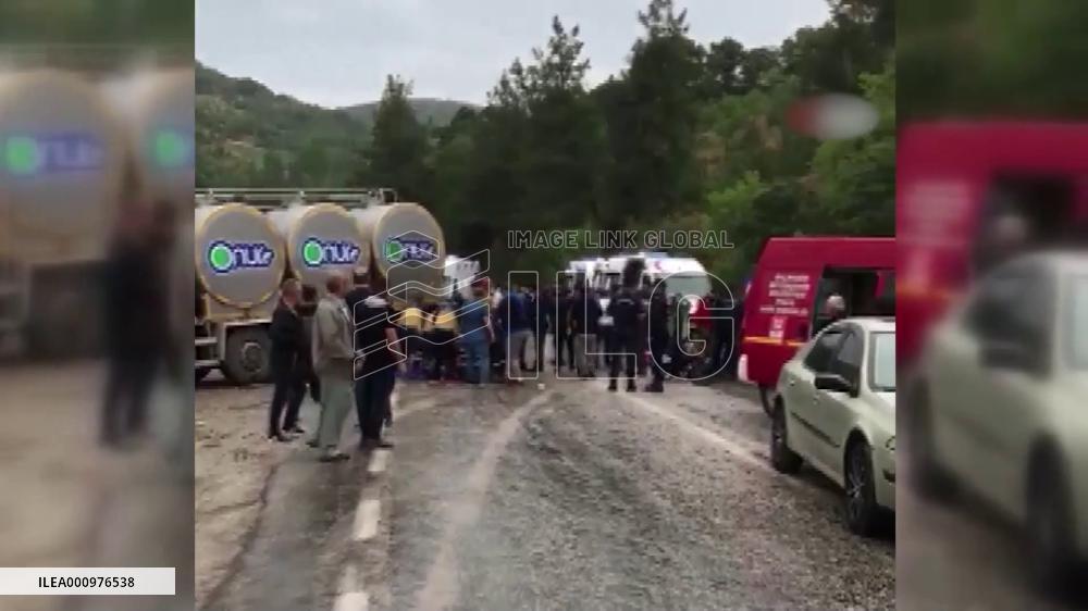 At least 8 killed, 10 wounded in traffic accident in NW Turkey