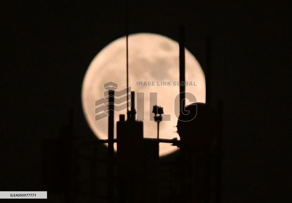 KUWAIT-KUWAIT CITY-FULL MOON
