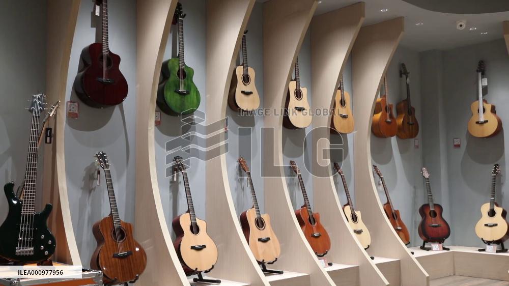 GLOBALink | Chinese county shakes off poverty by producing guitars