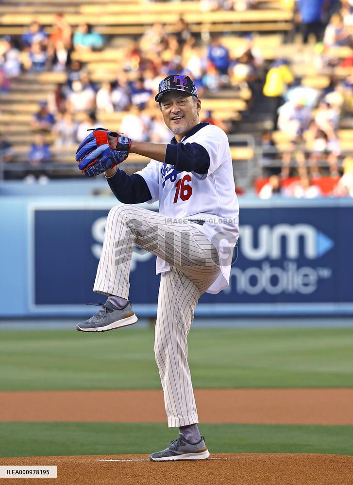 Ken Watanabe throws ceremonial 1st pitch at major league game