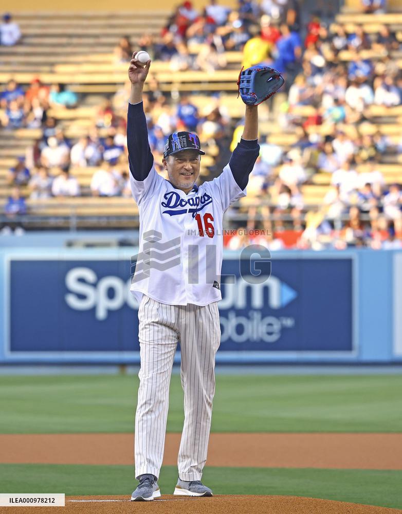 Ken Watanabe throws ceremonial 1st pitch at major league game