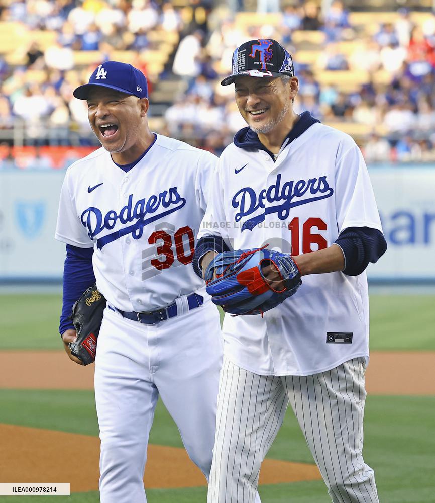 Ken Watanabe throws ceremonial 1st pitch at major league game