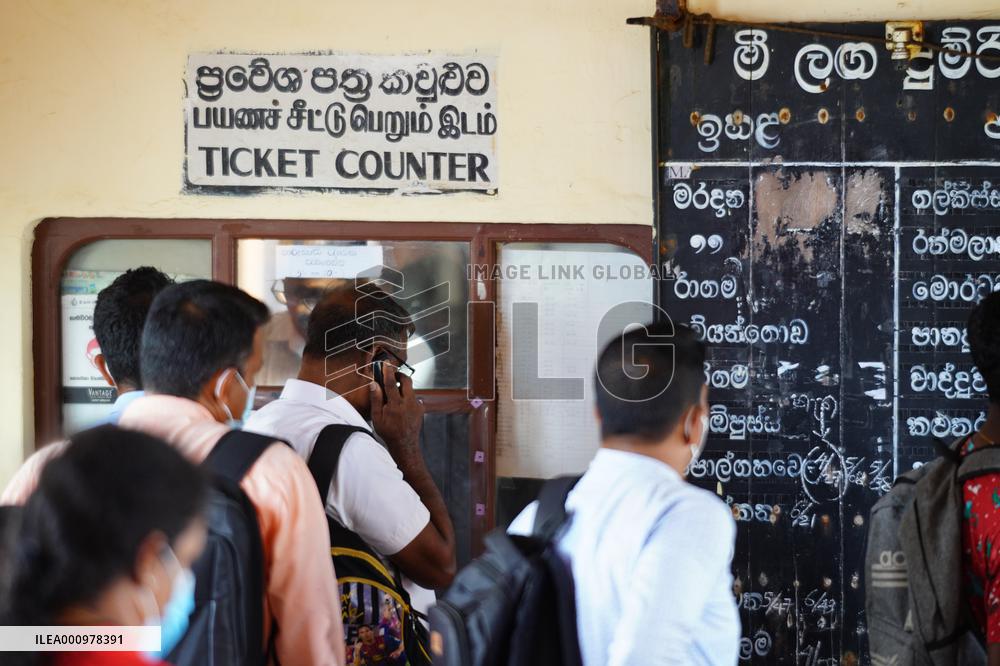 SRI LANKA-COLOMBO-TRAIN PASSENGER-INCREASE-FUEL SHORTAGE