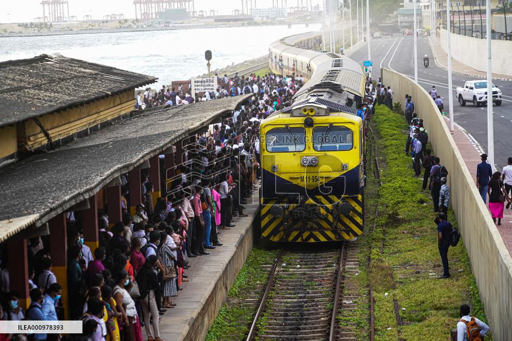 SRI LANKA-COLOMBO-TRAIN PASSENGER-INCREASE-FUEL SHORTAGE