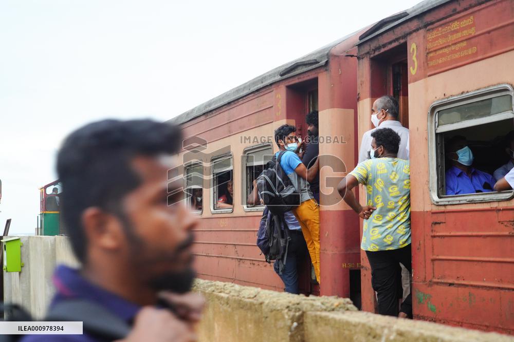 SRI LANKA-COLOMBO-TRAIN PASSENGER-INCREASE-FUEL SHORTAGE