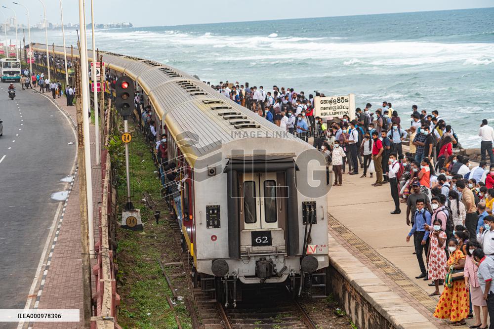 SRI LANKA-COLOMBO-TRAIN PASSENGER-INCREASE-FUEL SHORTAGE