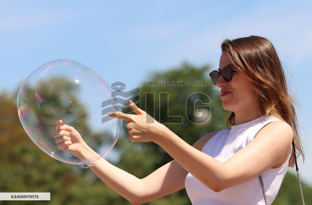 FRANCE-PARIS-EIFFEL TOWER-SOAP BUBBLES
