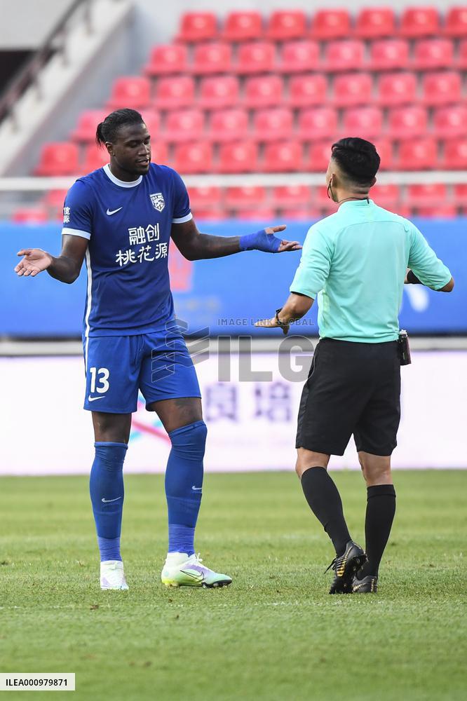 (SP)CHINA-DALIAN-FOOTBALL-CSL-WUHAN THREE TOWNS VS SHANGHAI PORT (CN)