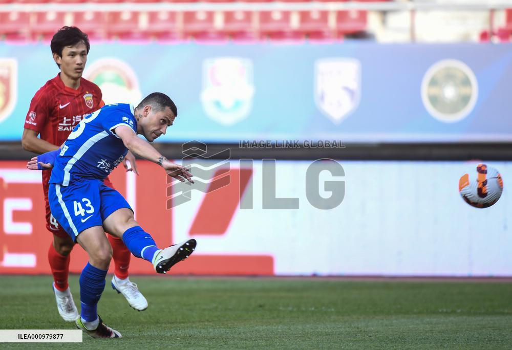 (SP)CHINA-DALIAN-FOOTBALL-CSL-WUHAN THREE TOWNS VS SHANGHAI PORT (CN)