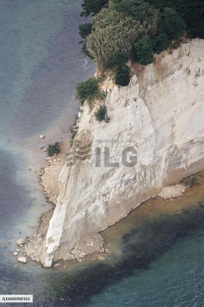 Strong quakes hit Ishikawa Pref.