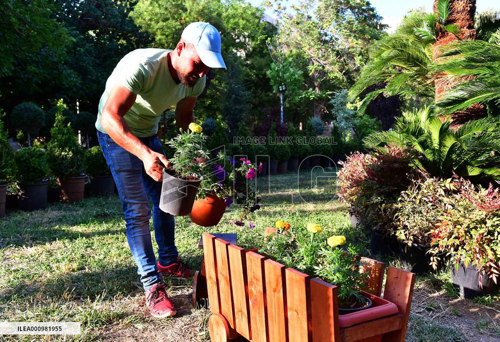 SYRIA-DAMASCUS-FLOWERS-FAIR