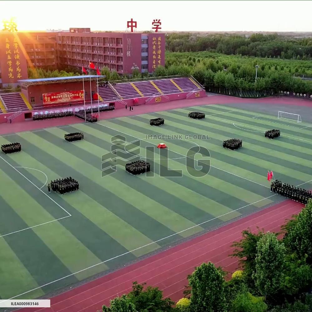 Students perform fancy running resembling Snake game in Xingtai, China