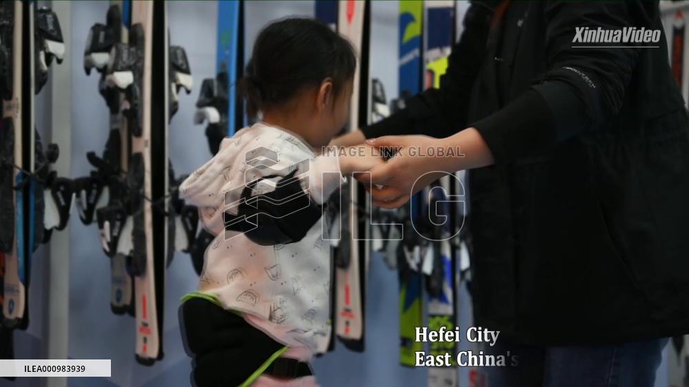 4-year-old Chinese girl enjoy learning skiing