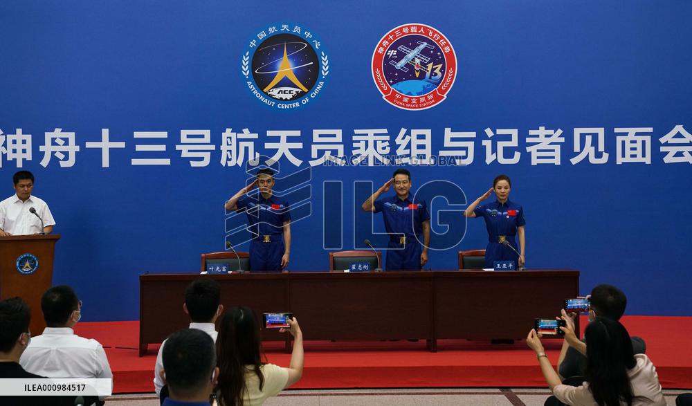 CHINA-BEIJING-SHENZHOU-13-ASTRONAUTS-PUBLIC APPEARANCE (CN)