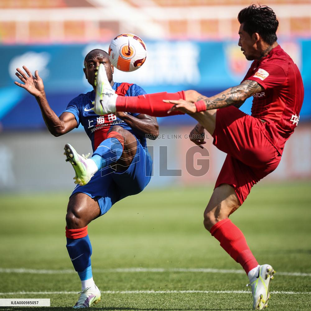 (SP)CHINA-DALIAN-FOOTBALL-CSL-SHANGHAI PORT VS SHANGHAI SHENHUA (CN)