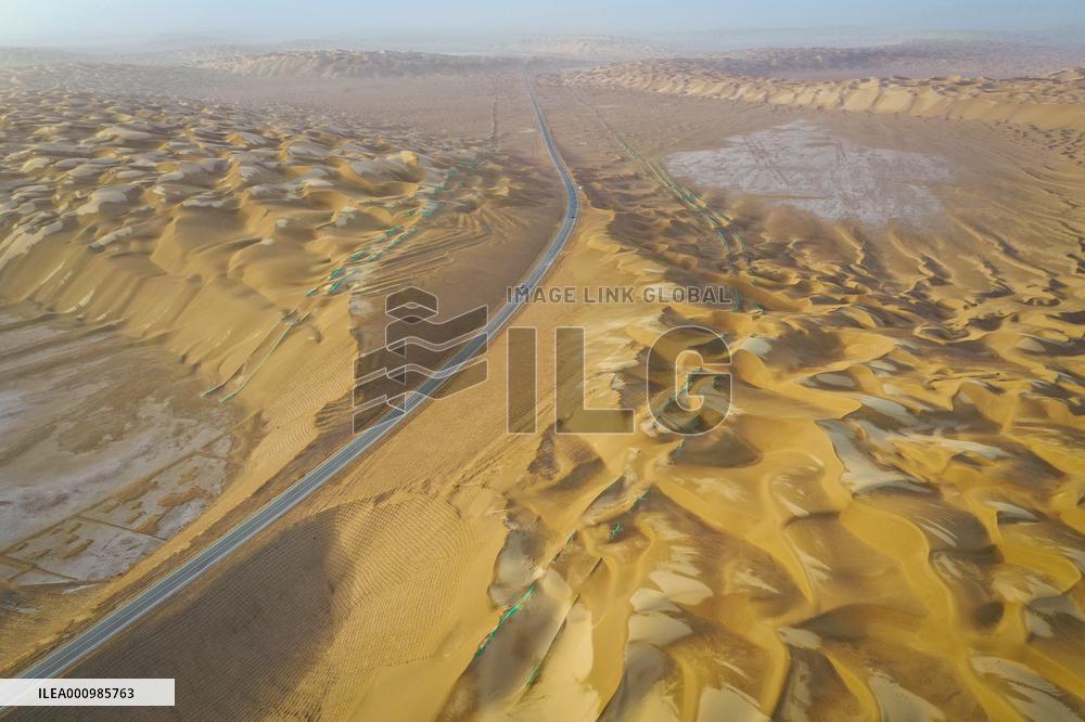 CHINA-XINJIANG-TAKLIMAKAN DESERT-NEW HIGHWAY (CN)