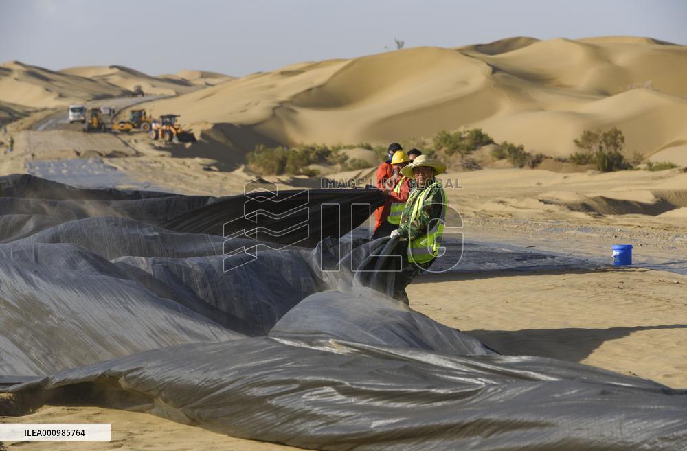 CHINA-XINJIANG-TAKLIMAKAN DESERT-NEW HIGHWAY (CN)